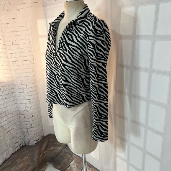 🔥🔥5 for $25🔥🔥 Industry Black White Collared Zebra Print Long Sleeve Knit Top - Picture 3 of 10